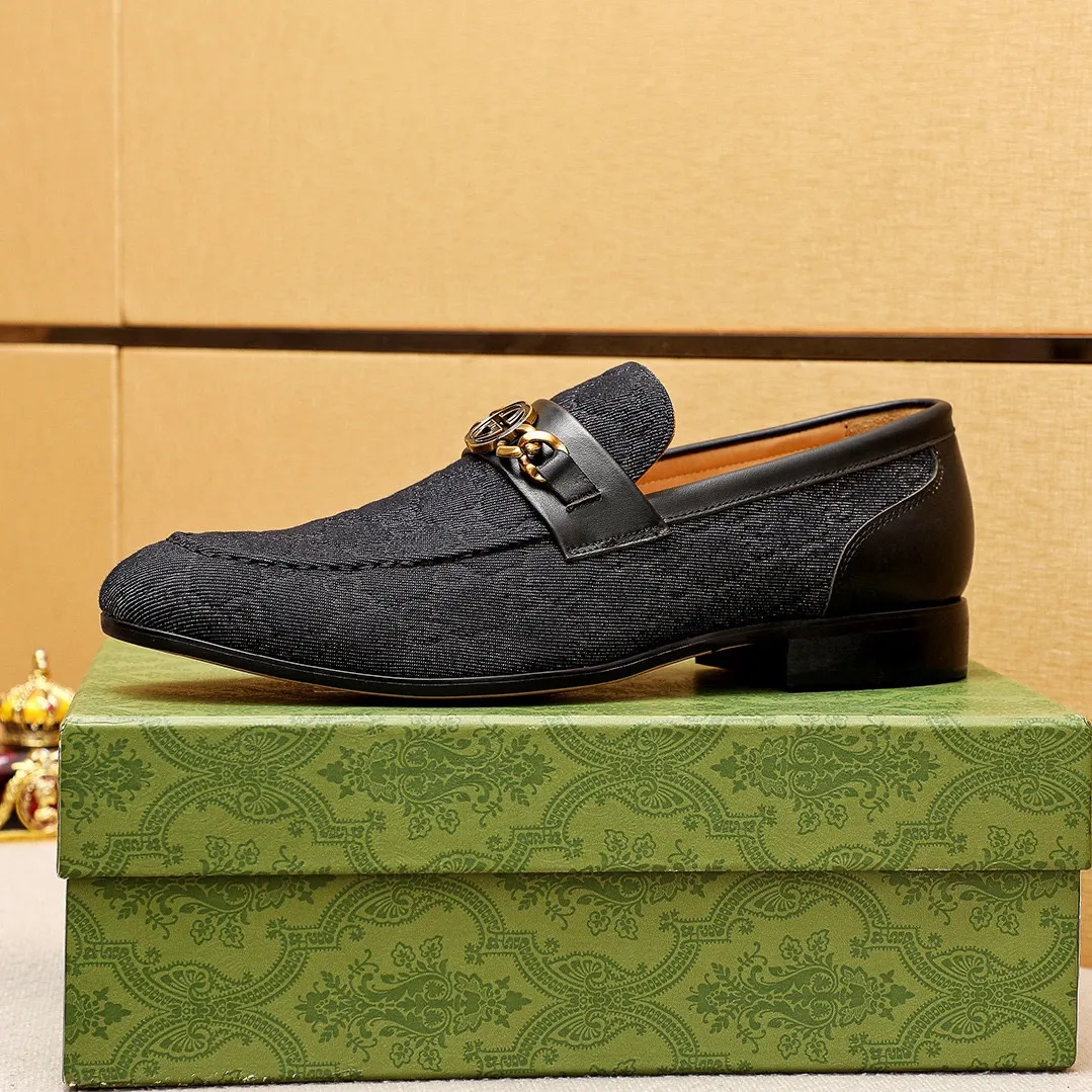 Men's shoes 💰462 💐 Product trademark: GUCCI "Gucci" casual leather shoes Regular size: 38-44 (45.46.47🉑️Customized) Product materials: Selected imported first-layer fabric upper + luxury hardware buckle, imported cowhide leather lining. Strong three-dimensional visual effect, original outsole Color: 3⃣️colors available